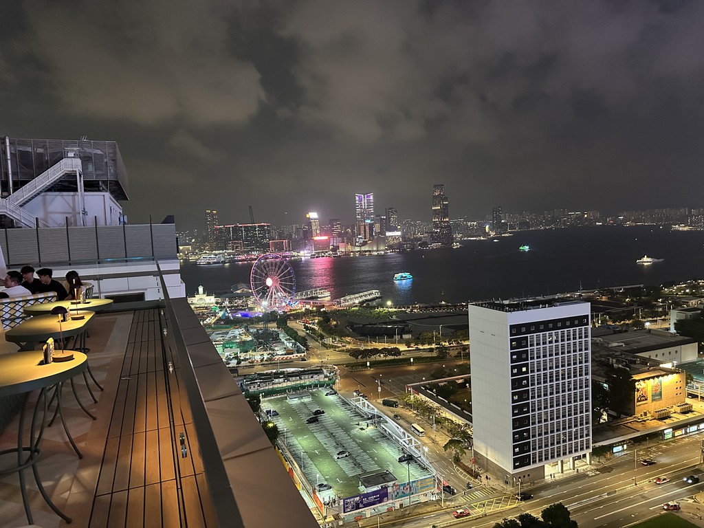 从香港文华东方酒店天台看维多利亚港和中环夜景