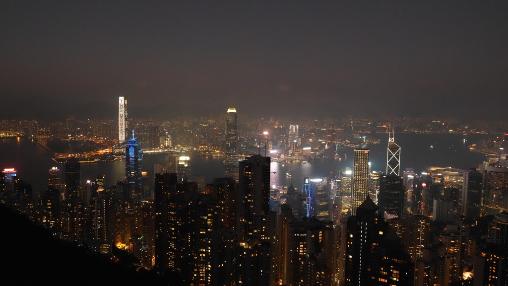 夜晚从太平山顶俯瞰港岛和九龙的万家灯火