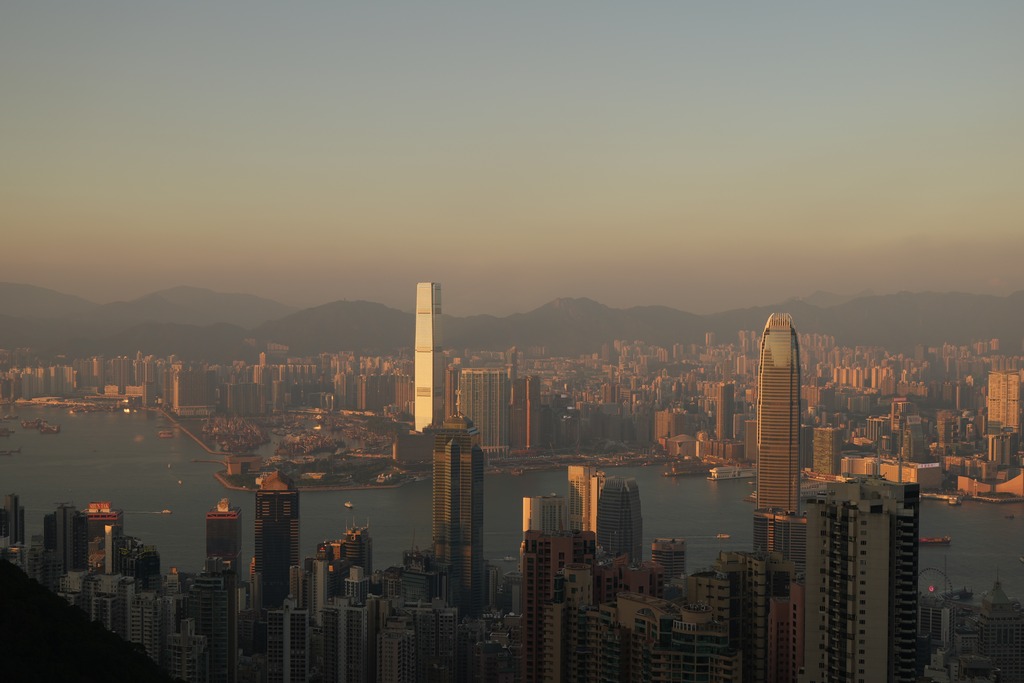 日落时从太平山顶俯瞰香港和维多利亚港