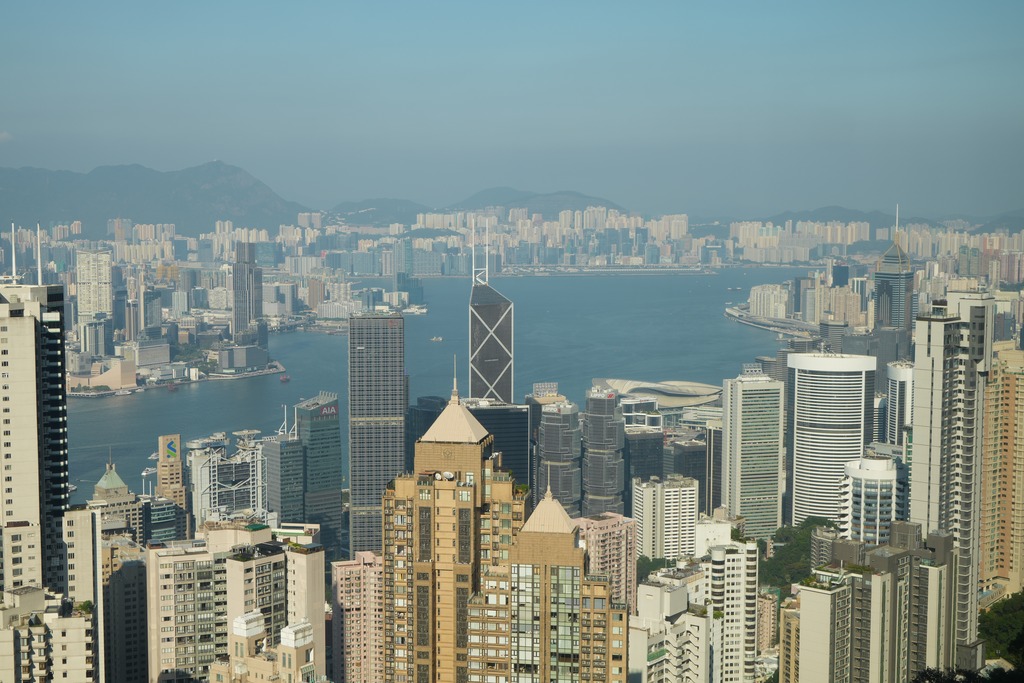 白天从太平山顶俯瞰中环高楼和维多利亚港