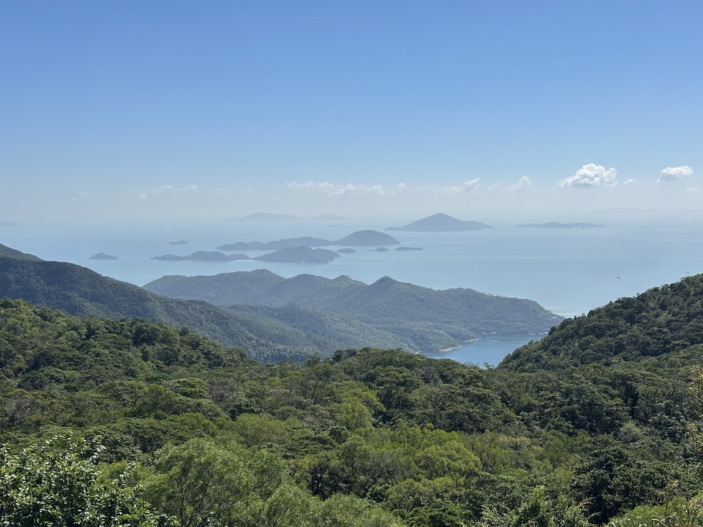 从天坛大佛平台眺望大屿山群山和南海岛屿