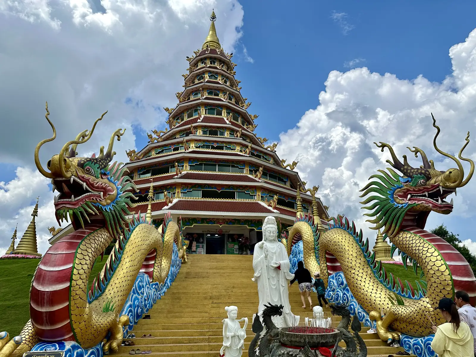 Pagode van negen verdiepingen met drakentrap bij Wat Huay Pla Kang, Chiang Rai