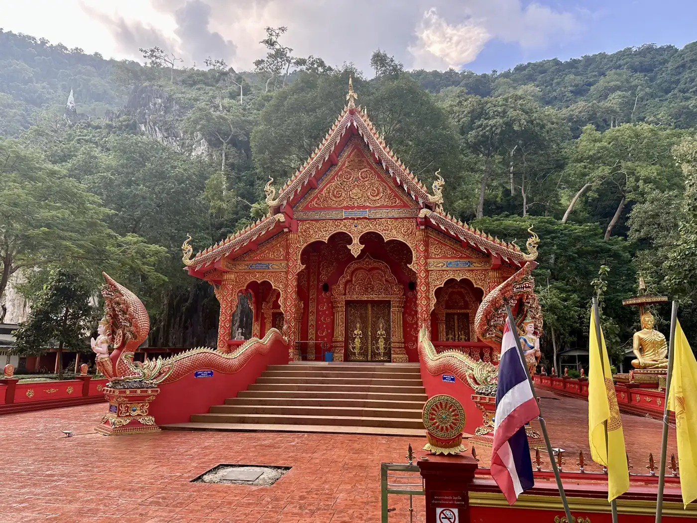 Rode tempel met naga-trap bij Wat Tham Pla nabij Mae Sai