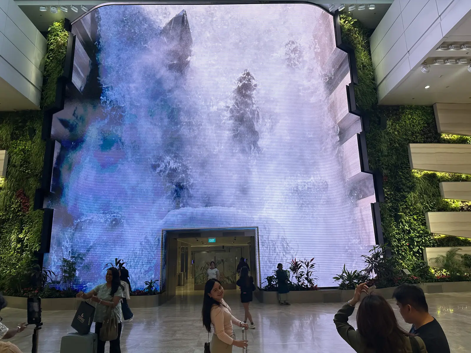 De digitale waterval Wonderfall op de vertrekverdieping van Changi Terminal 2